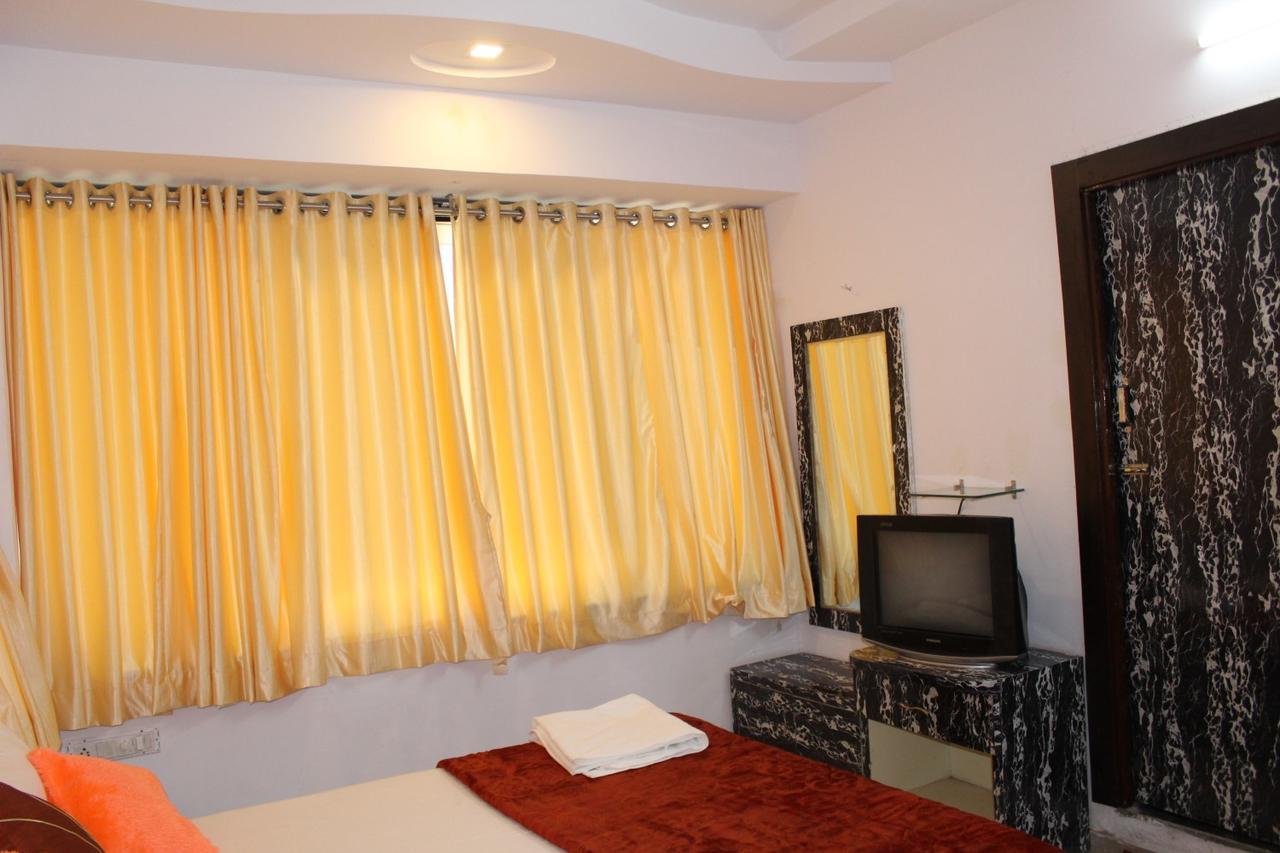 Hotel Kum Kum Adalaj מראה חיצוני תמונה