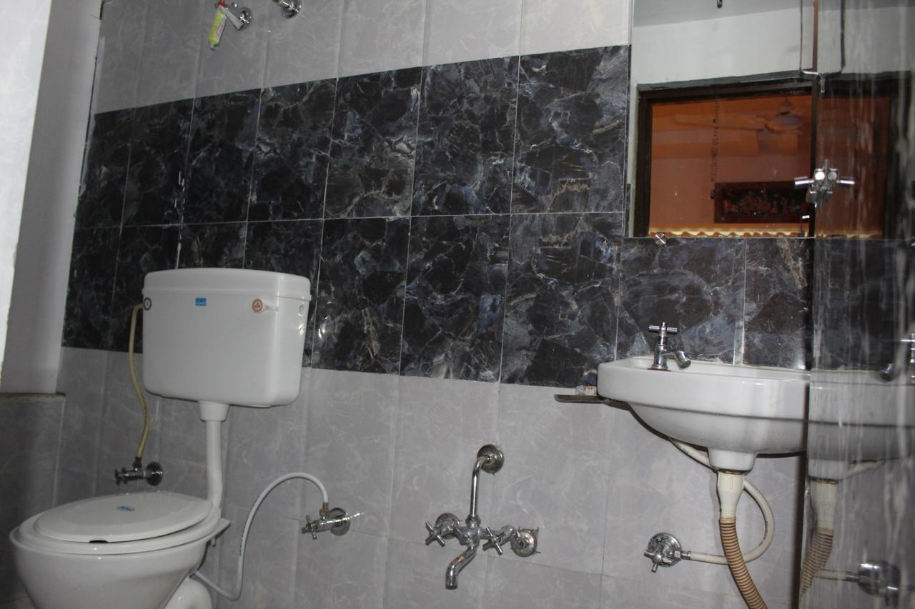 Hotel Kum Kum Adalaj מראה חיצוני תמונה