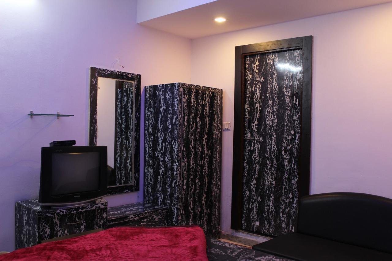 Hotel Kum Kum Adalaj מראה חיצוני תמונה