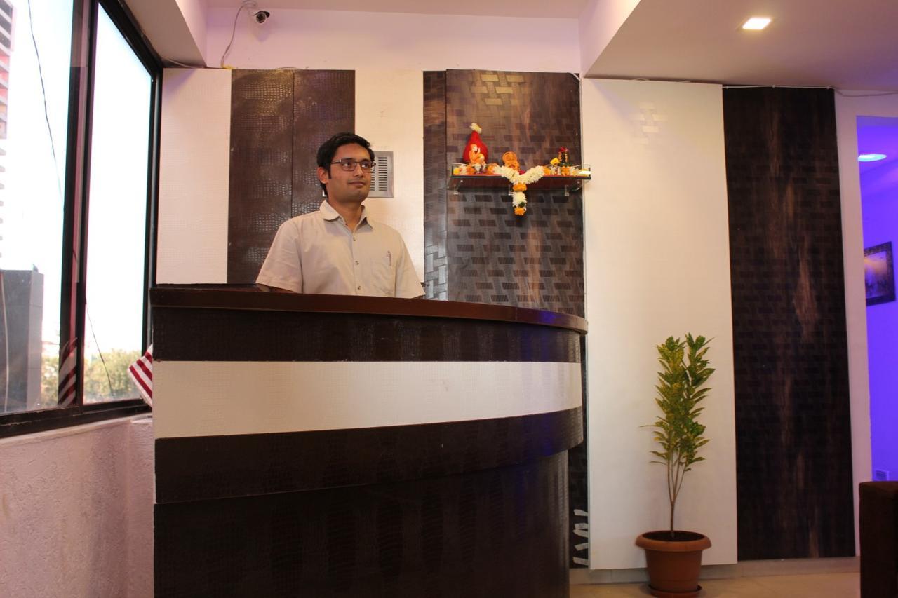 Hotel Kum Kum Adalaj מראה חיצוני תמונה