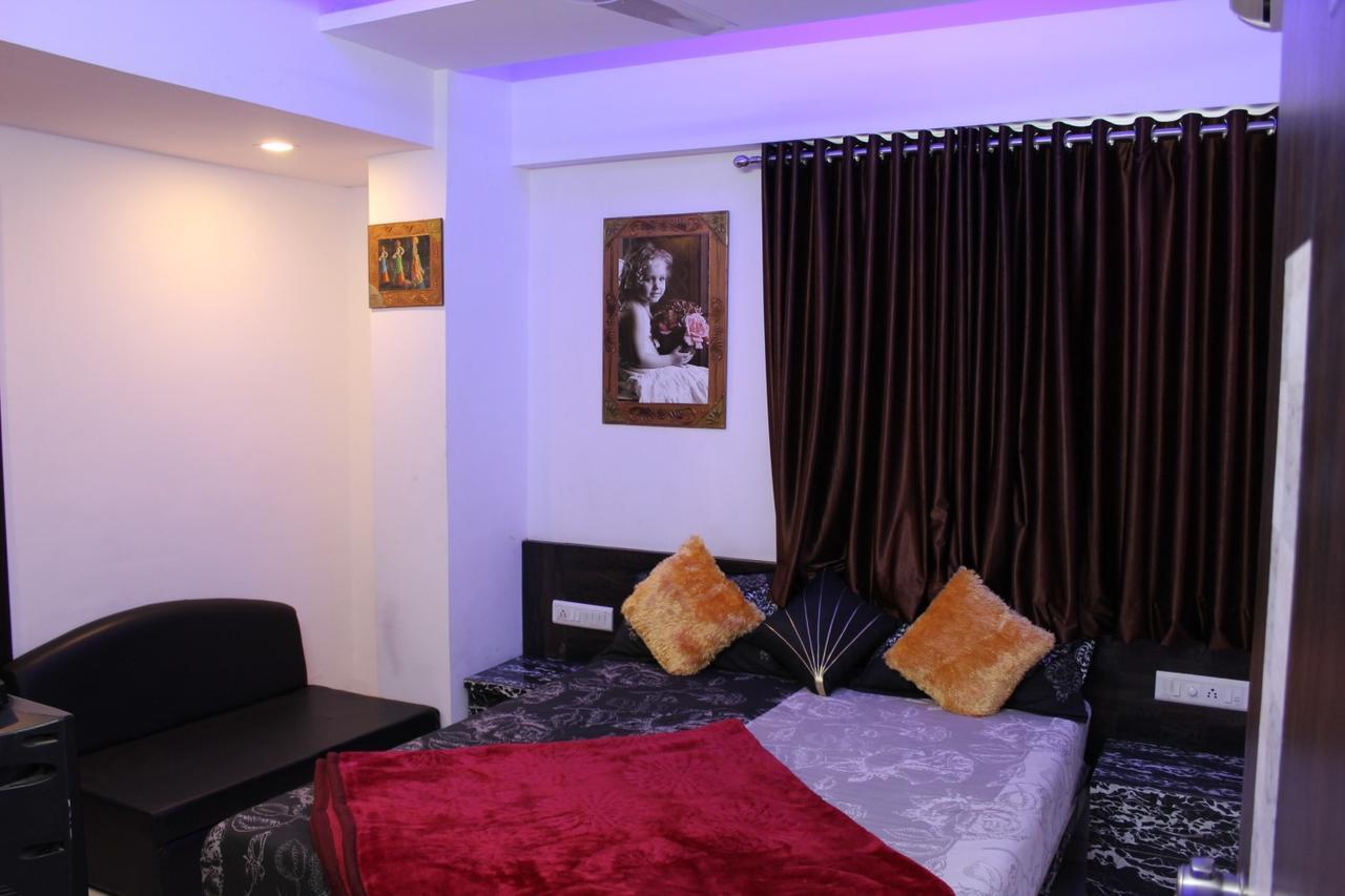Hotel Kum Kum Adalaj מראה חיצוני תמונה