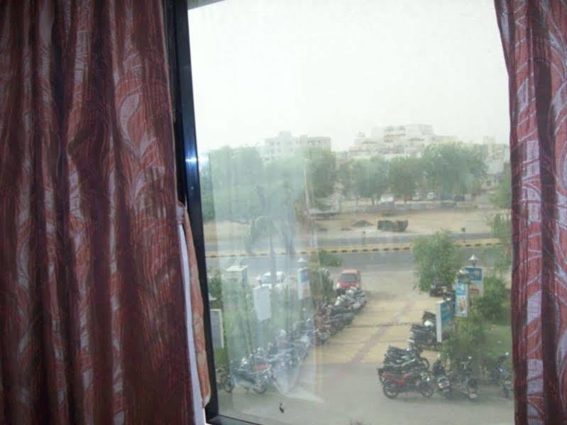 Hotel Kum Kum Adalaj מראה חיצוני תמונה