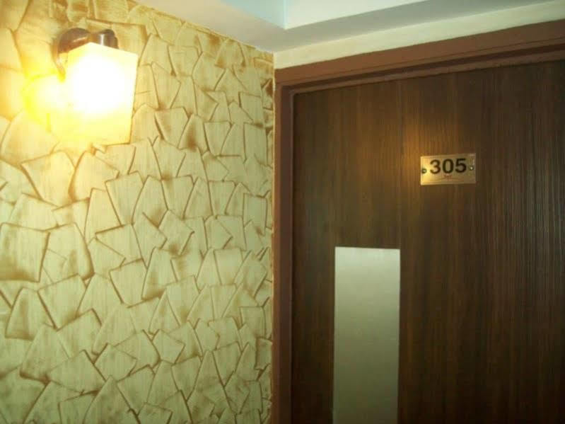 Hotel Kum Kum Adalaj מראה חיצוני תמונה