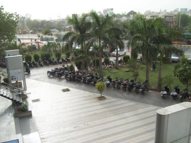 Hotel Kum Kum Adalaj מראה חיצוני תמונה